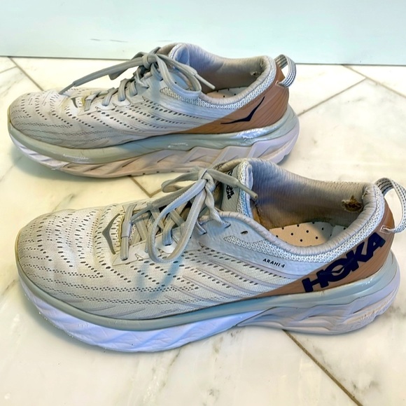 Hoka One One Other - Hoka Arahi 4 cream/off-white knit runner, size 9 men’s, women’s 10.5/11